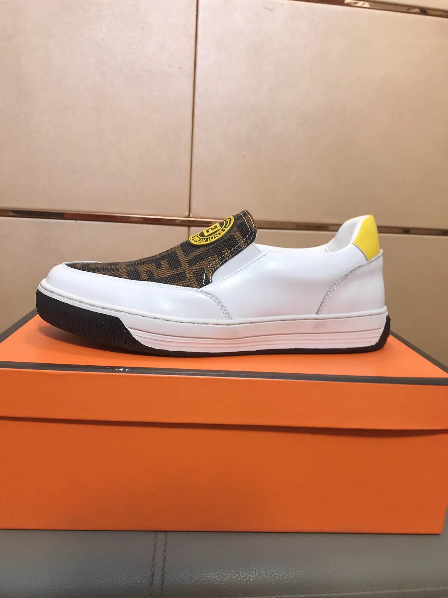 Factory price 400 🔆🔆[fendi] Fendi's classic and comfortable men's casual shoes, cowhide leather upper + brand printed surface, sheepskin lining + feet, rubber wear-resistant outsole. This unique style is suitable for all seasons, casual and exquisite sensibility, comfortable and natural on the feet. Everyday casual travel style in autumn and winter! Code number: 38-44